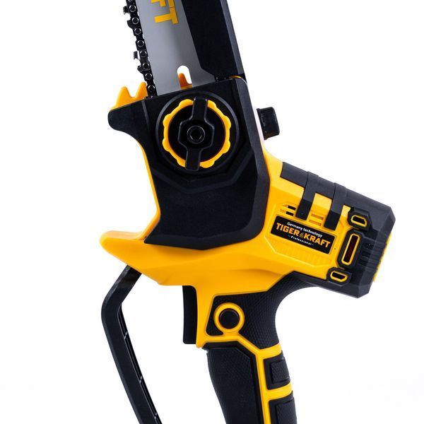 Акумуляторна ланцюгова пилка TigerKraft TPS75 PRO (21V 4Ah) Безщіткова міні-пила Тайгеркрафт 20см для обрізки гілок з LED-дисплеєм TPS75 PRO фото